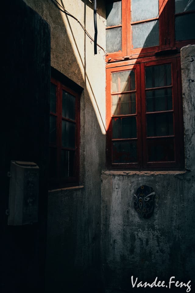 V